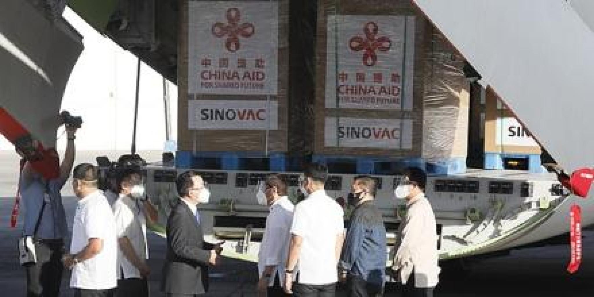 Image of President Rodrigo Duterte and Ambassador Huan Xilian at arrival of 600,000 doses of Sinovac vaccines at Villamor Air Base (Feb. 28, 2021); PNA photo by Avito C. Dalan, Public domain, via Wikimedia Commons