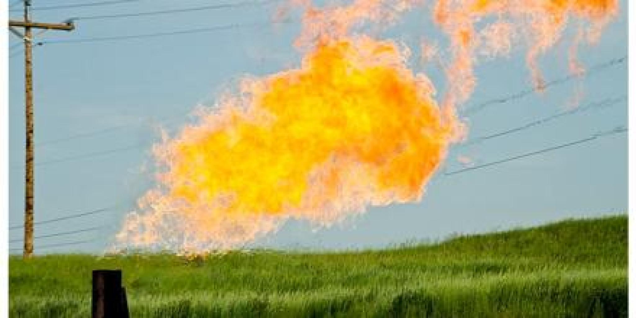 Image of natural gas flares from a flare-head at the Orvis State well on the Evanson family farm in McKenzie County, North Dakota, USA, by Tim Evanson (CC BY-SA 2.0) from Wikipedia Commons