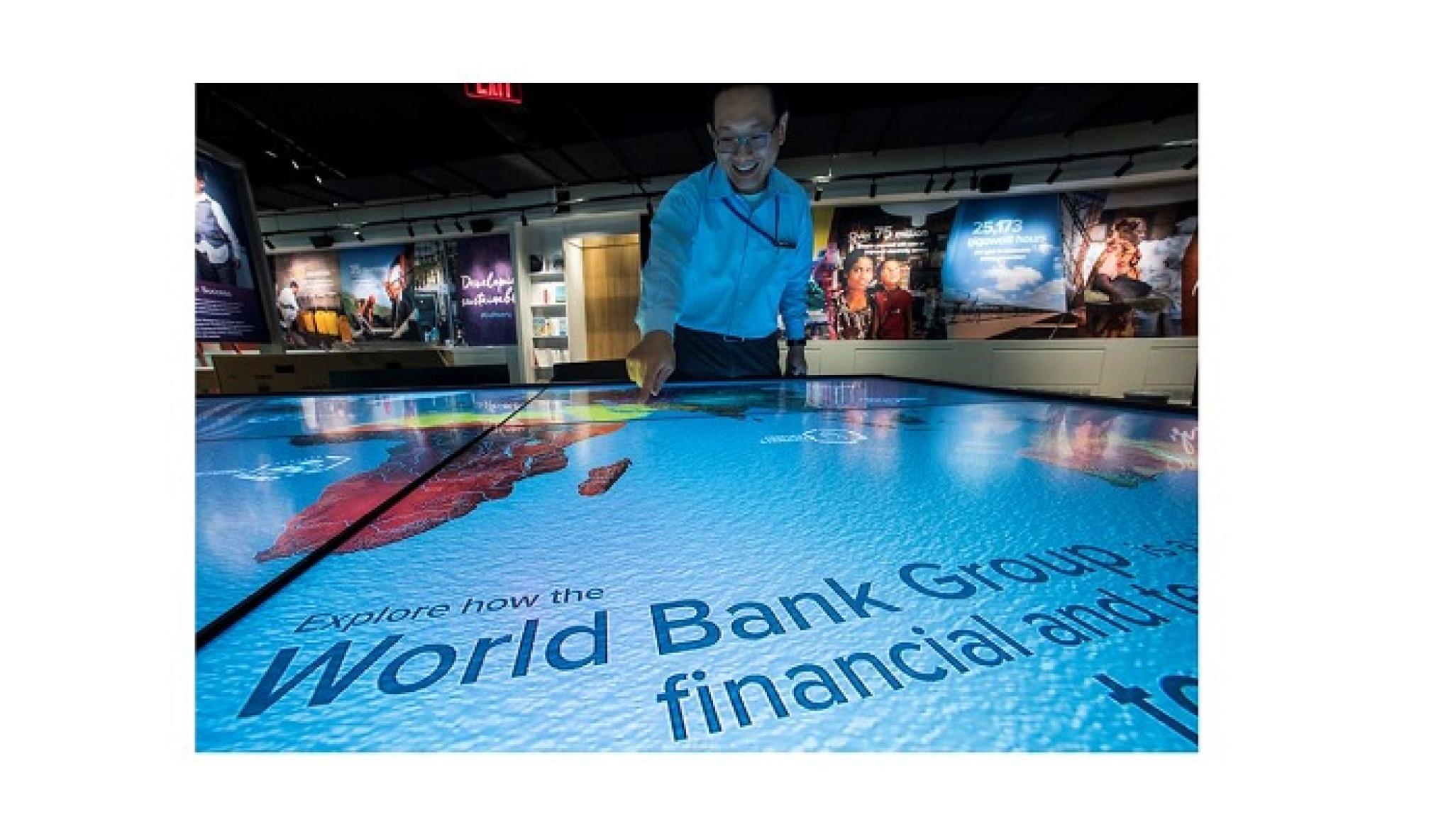 Image of visitor at World Bank Group Visitor Centre, Washington DC from https://flic.kr/p/ExN9Pt, (CC BY-NC-ND 2.0) 