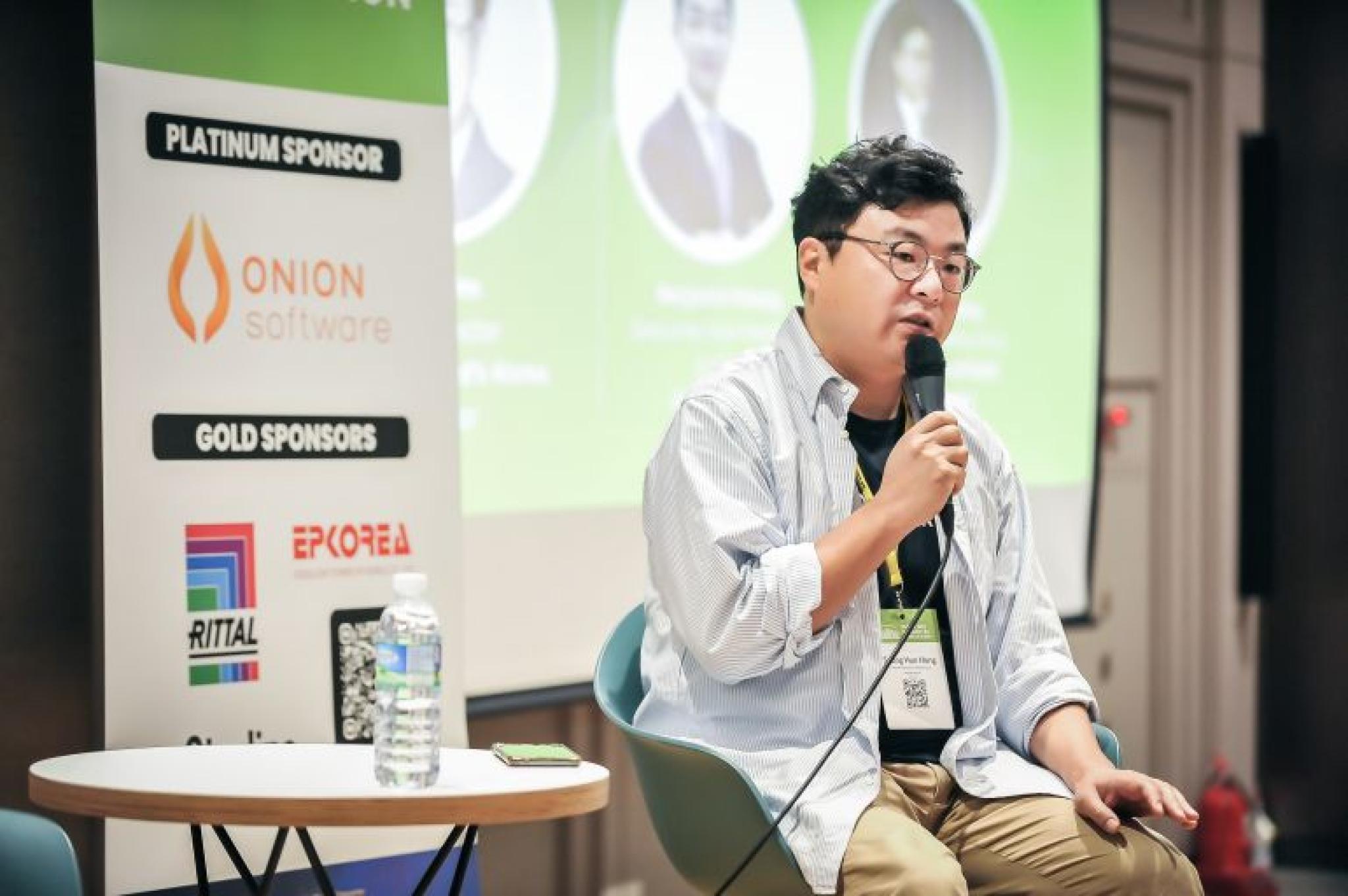 Dr Seung-Hun Hong presenting