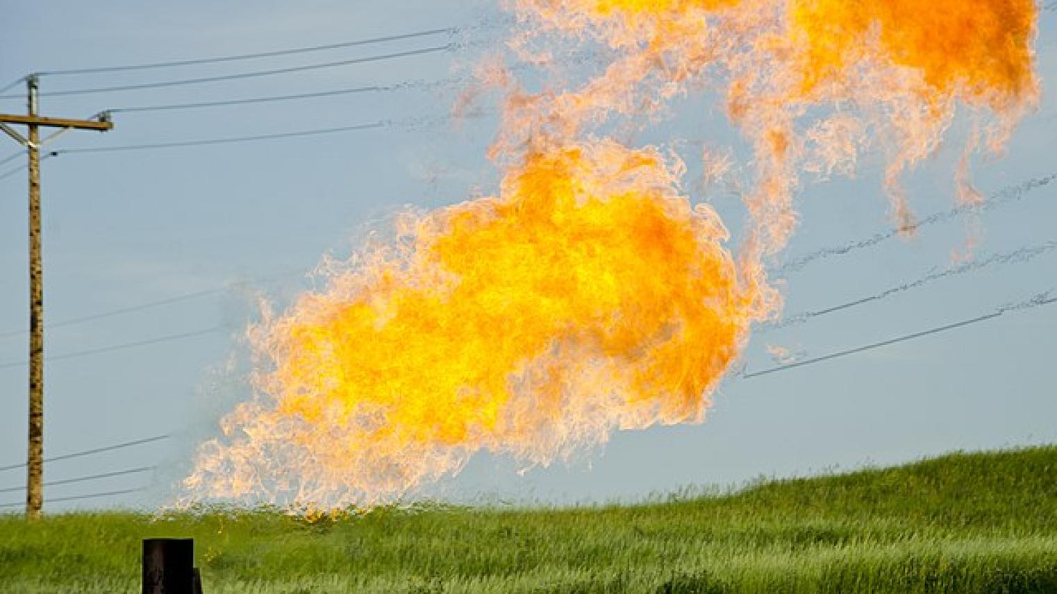 Image of natural gas flares from a flare-head at the Orvis State well on the Evanson family farm in McKenzie County, North Dakota, USA by Tim Evanson (CC BY-SA 2.0) from Wikipedia Commons