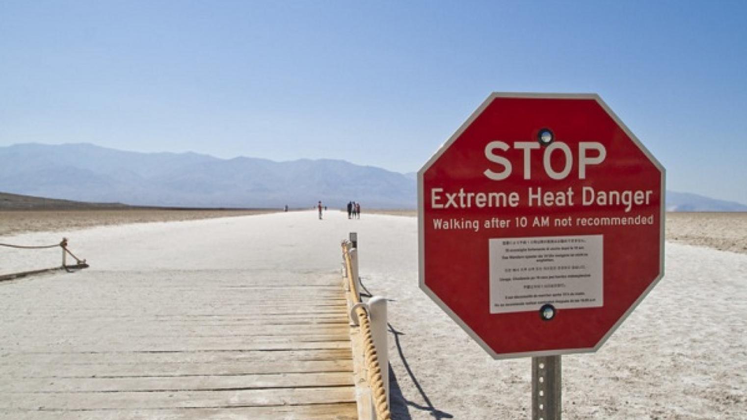 Image of extreme heat warning sign at Death Valley, CA, USA, by Graeme Maclean, from flickr, used under CC BY 2.0 licence.
